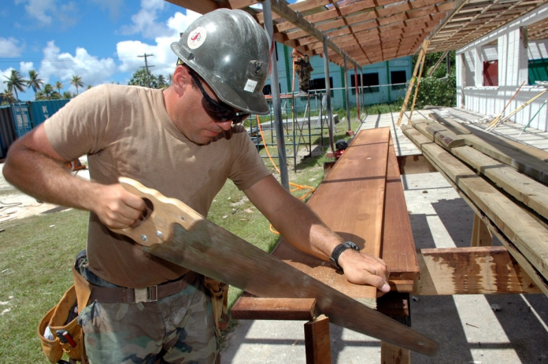 charpentier-CHATEAUNEUF GRASSE-min_worker_construction_building_carpenter_male_job_build_helmet-893290